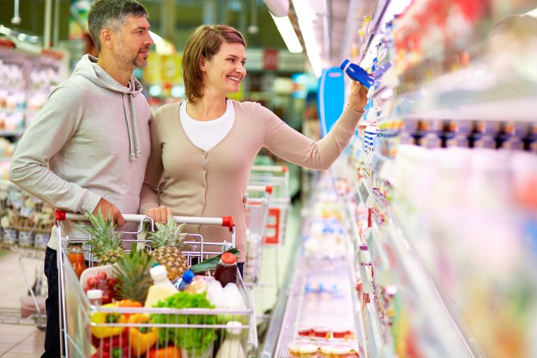 Un uomo e una donna che fanno spesa al supermercato