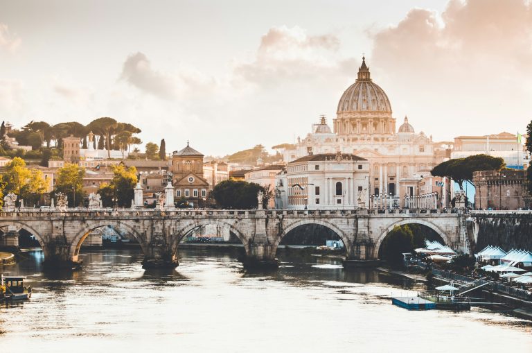 Vista su Vaticano, Roma, lungo Tevere