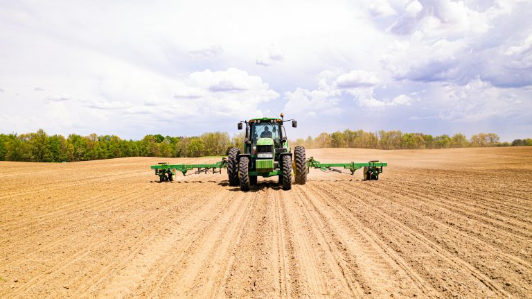 trattore su un campo di grano